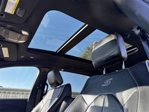 Used 2025 Chrysler Pacifica Limited image 28