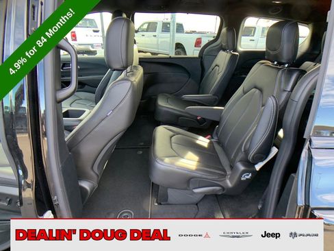 New 2026 Chrysler Pacifica Select image 25