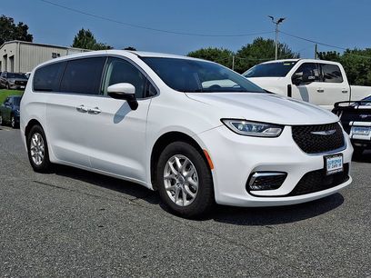 Used 2023 Chrysler Pacifica Touring-L