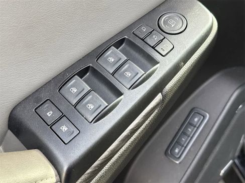 Used 2018 Chevrolet Suburban LT image 25