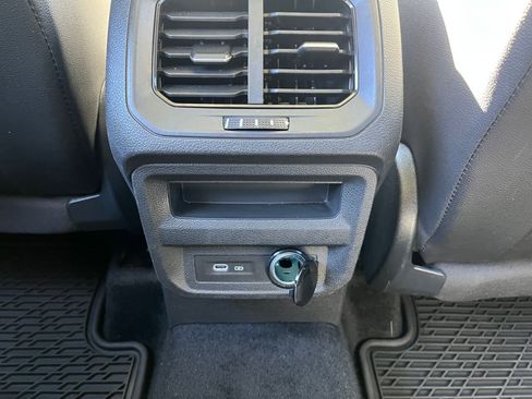 Used 2024 Volkswagen Tiguan SE image 36