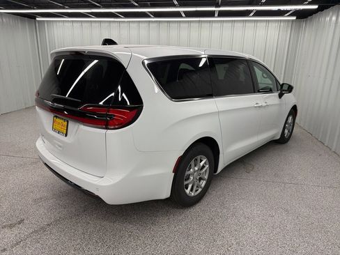 New 2026 Chrysler Pacifica Select image 6