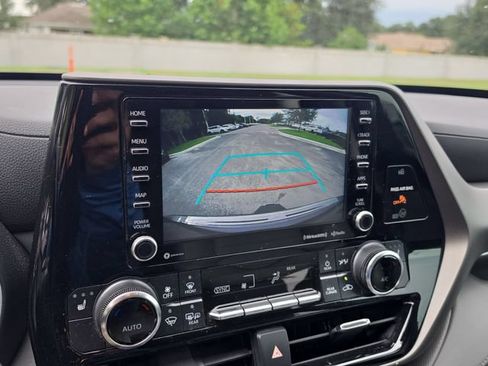 Used 2022 Toyota Highlander XLE FWD image 25