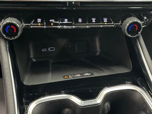 Used 2025 Chevrolet Traverse LT image 32