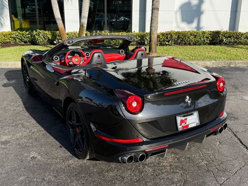 Used 2016 Ferrari California T RWD image 11