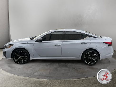 Used 2023 Nissan Altima 2.5 SR w/ SR Premium Package FWD image 4