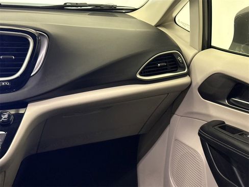 Used 2022 Chrysler Pacifica Touring-L image 16