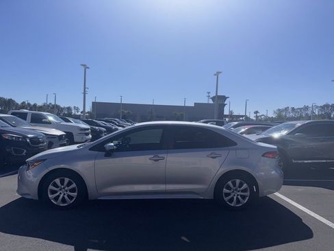 Used 2023 Toyota Corolla LE image 4