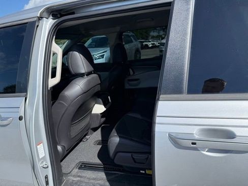 Used 2023 Kia Carnival LX image 23