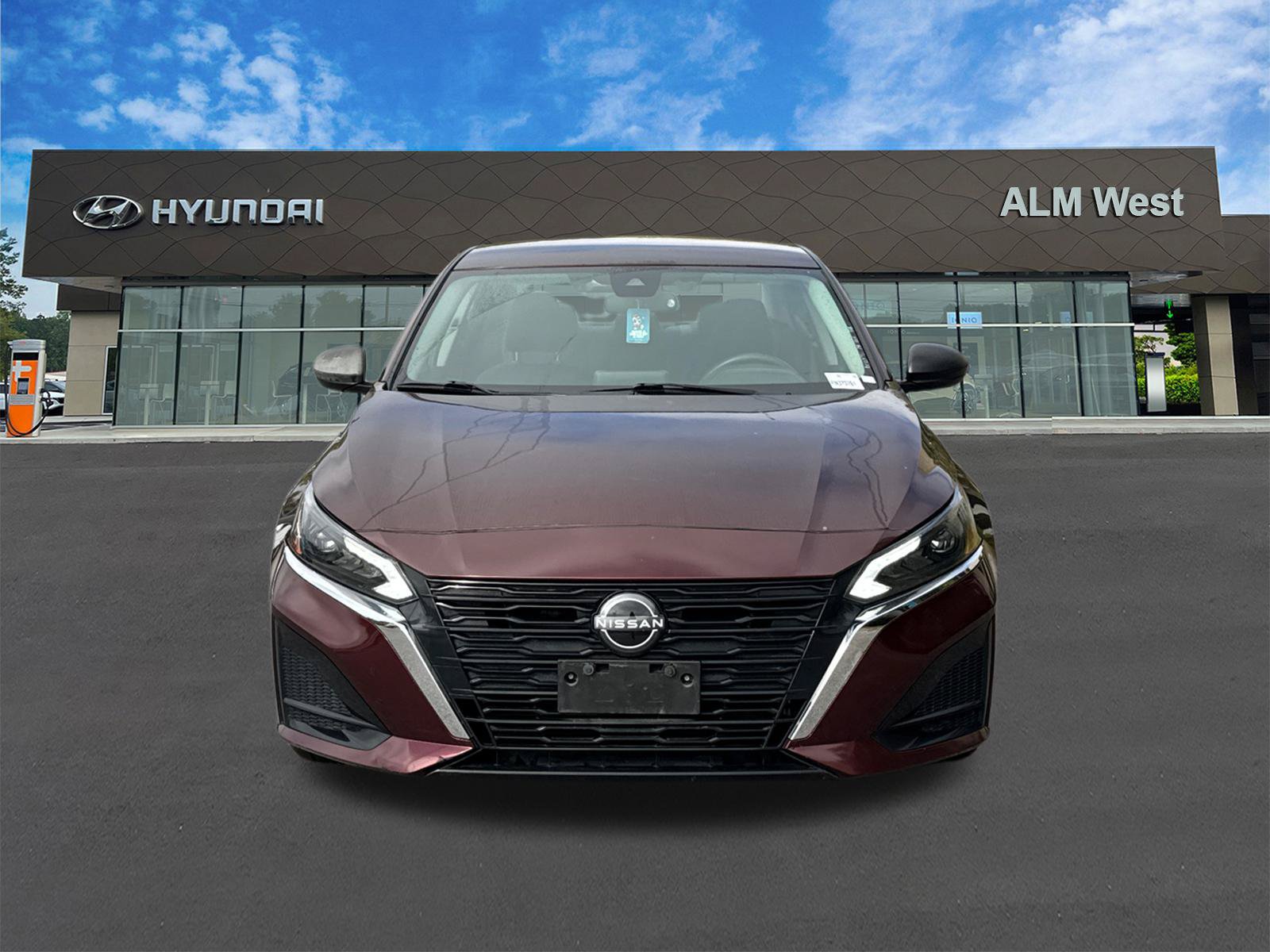 Used 2024 Nissan Altima 2.5 SV FWD image 2