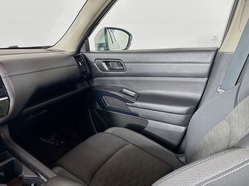 Used 2025 Nissan Pathfinder SV FWD image 27