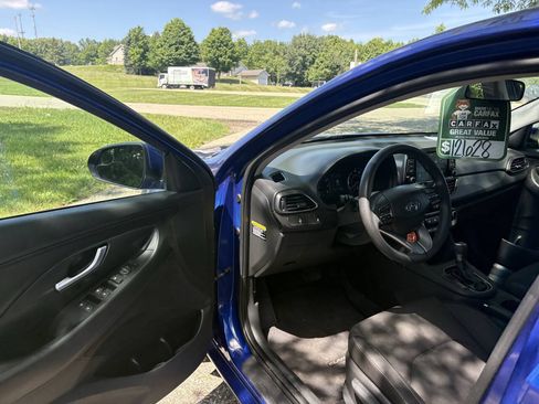 Used 2019 Hyundai Elantra GT FWD image 11