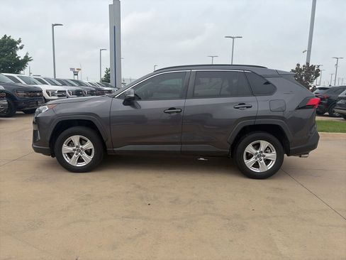Used 2019 Toyota RAV4 XLE FWD image 2