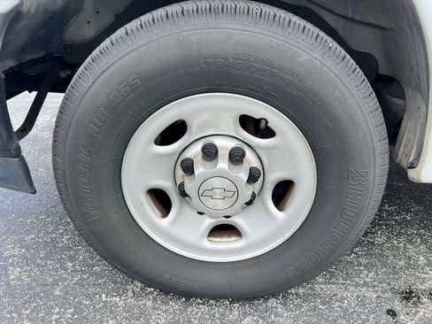 Used 2019 Chevrolet Express 2500 RWD image 15