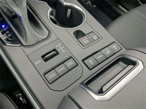 Used 2021 Toyota Highlander XLE image 26