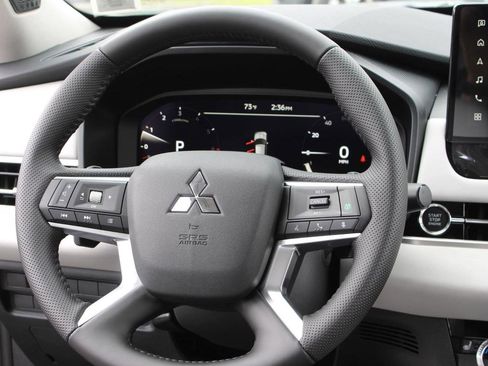 New 2025 Mitsubishi Outlander SE image 21