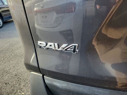 Used 2021 Toyota RAV4 XLE image 18
