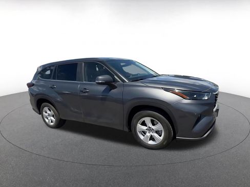 Used 2025 Toyota Highlander LE FWD image 2