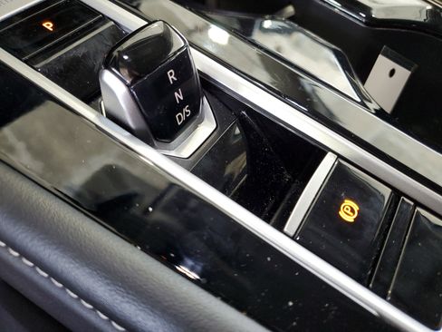 Used 2025 Volkswagen Atlas SE image 29