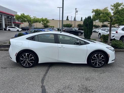 Certified 2025 Toyota Prius Plug-In Hybrid FWD image 6