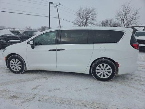 Used 2020 Chrysler Voyager L image 8