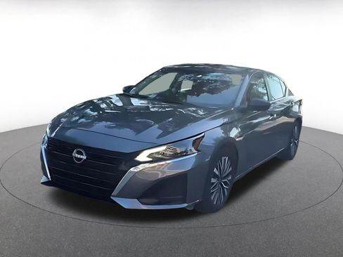 Used 2025 Nissan Altima 2.5 SV FWD image 4