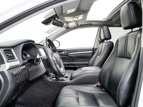 Used 2018 Toyota Highlander SE AWD/4WD image 6