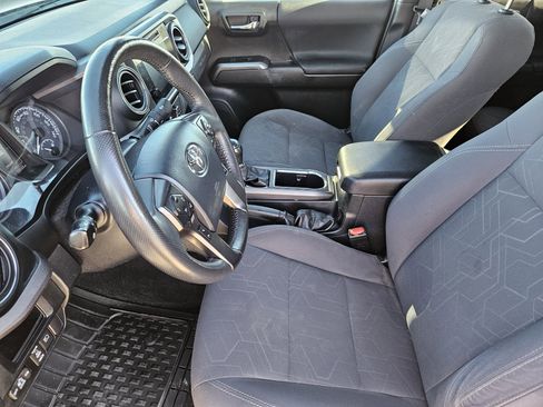 Used 2019 Toyota Tacoma TRD Off-Road w/ Technology Package image 12