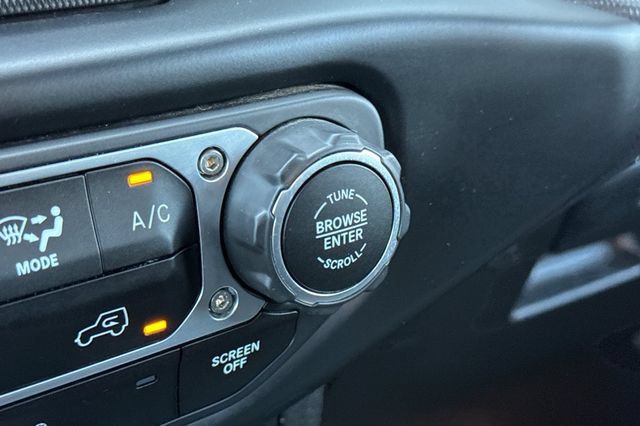 Used 2022 Jeep Gladiator Sport AWD/4WD image 31