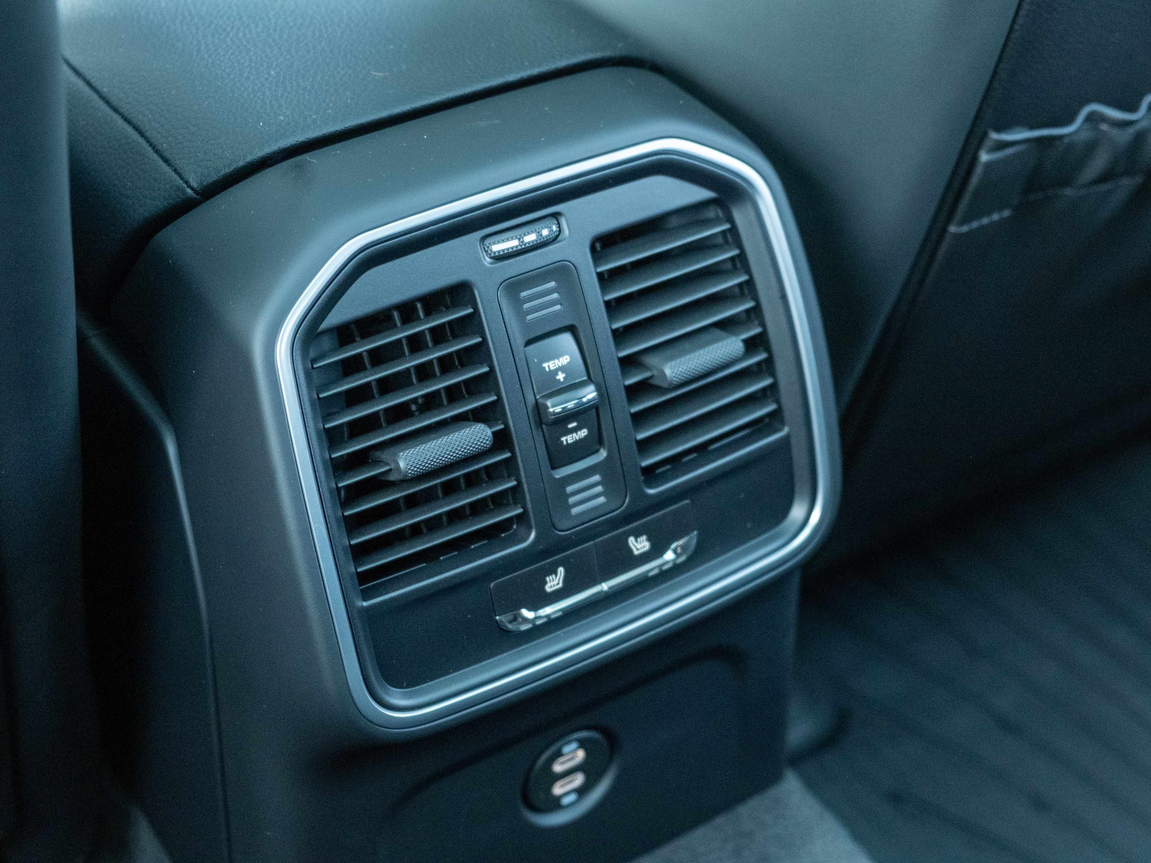 Certified 2026 Porsche Macan AWD/4WD image 38