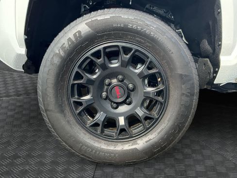 Used 2025 Toyota Tacoma SR5 AWD/4WD image 16