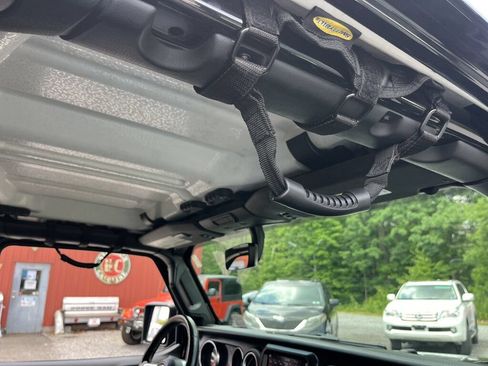 Used 2022 Jeep Wrangler Unlimited Sahara w/ LED Lighting Group AWD/4WD image 55