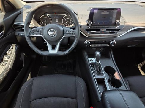 Used 2025 Nissan Altima 2.5 SV FWD image 9