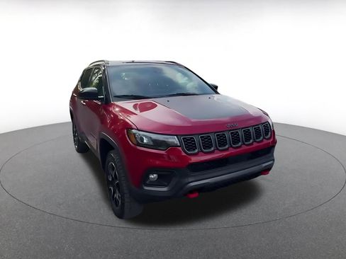Used 2025 Jeep Compass Trailhawk AWD/4WD image 3