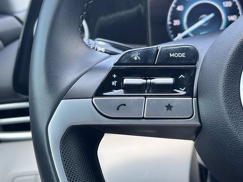 Certified 2025 Hyundai Elantra Limited FWD image 30