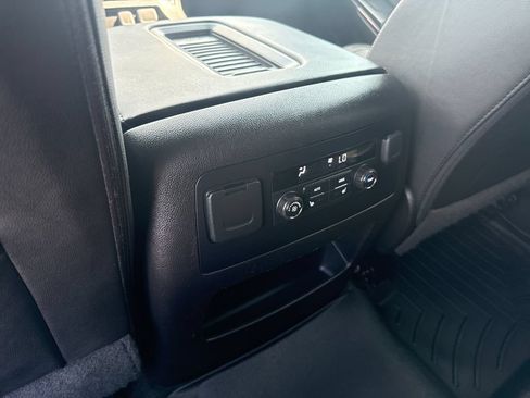 Certified 2017 GMC Yukon SLT AWD/4WD image 12