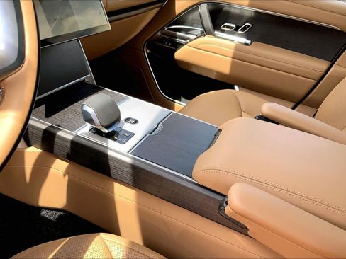 New 2026 Land Rover Range Rover Long Wheelbase SE AWD/4WD image 10