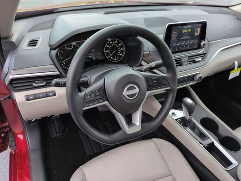 Used 2025 Nissan Altima 2.5 SV FWD image 16