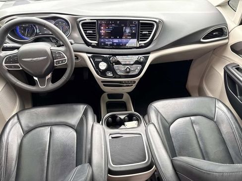 Used 2022 Chrysler Pacifica Touring-L FWD image 26