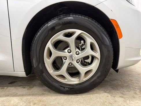 Used 2024 Chrysler Pacifica Limited image 32