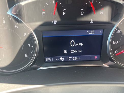 Used 2024 GMC Terrain SLT image 15