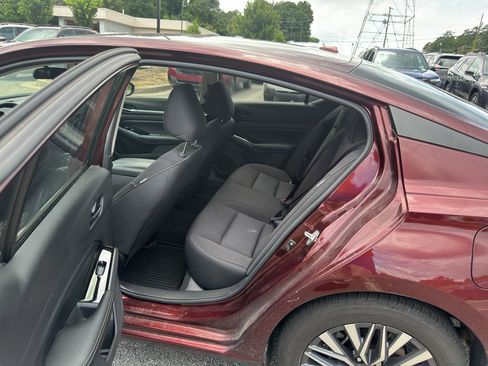 Used 2023 Nissan Altima 2.5 SV FWD image 6