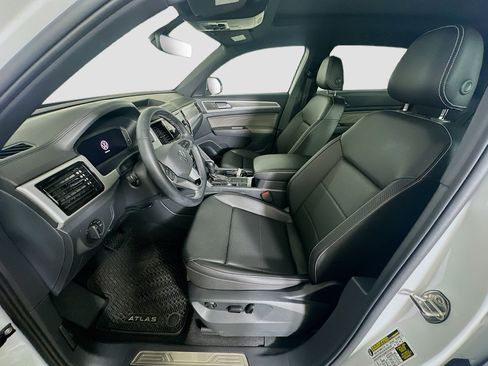 Used 2023 Volkswagen Atlas Cross Sport SE w/ Panoramic Sunroof Package FWD image 13