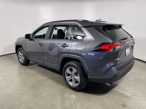 Certified 2022 Toyota RAV4 LE AWD/4WD image 5