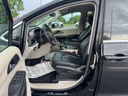 Used 2024 Chrysler Pacifica Touring-L FWD image 19