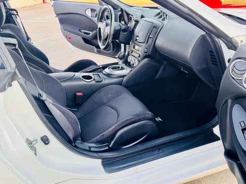 Used 2017 Nissan 370Z Touring image 14