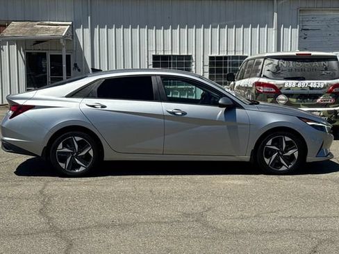 Used 2023 Hyundai Elantra SEL w/ Convenience Package FWD image 3