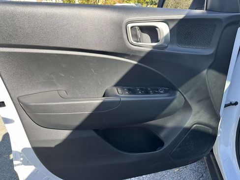 Certified 2025 Hyundai Venue SEL FWD image 18