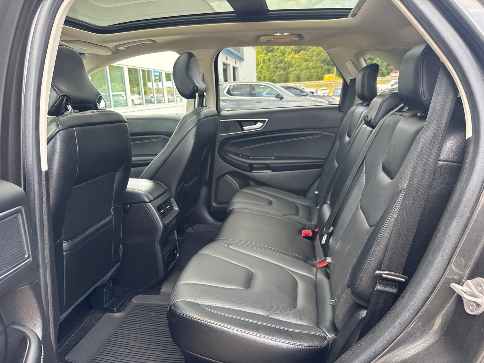 Used 2017 Ford Edge Titanium w/ Equipment Group 301A AWD/4WD image 15