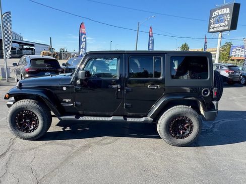 Used 2018 Jeep Wrangler Unlimited Sahara AWD/4WD image 5